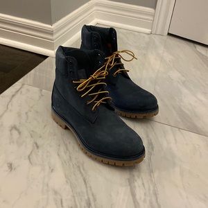 Mens size 8. Worn once by my son. Purchased last year at Browns Shoes.